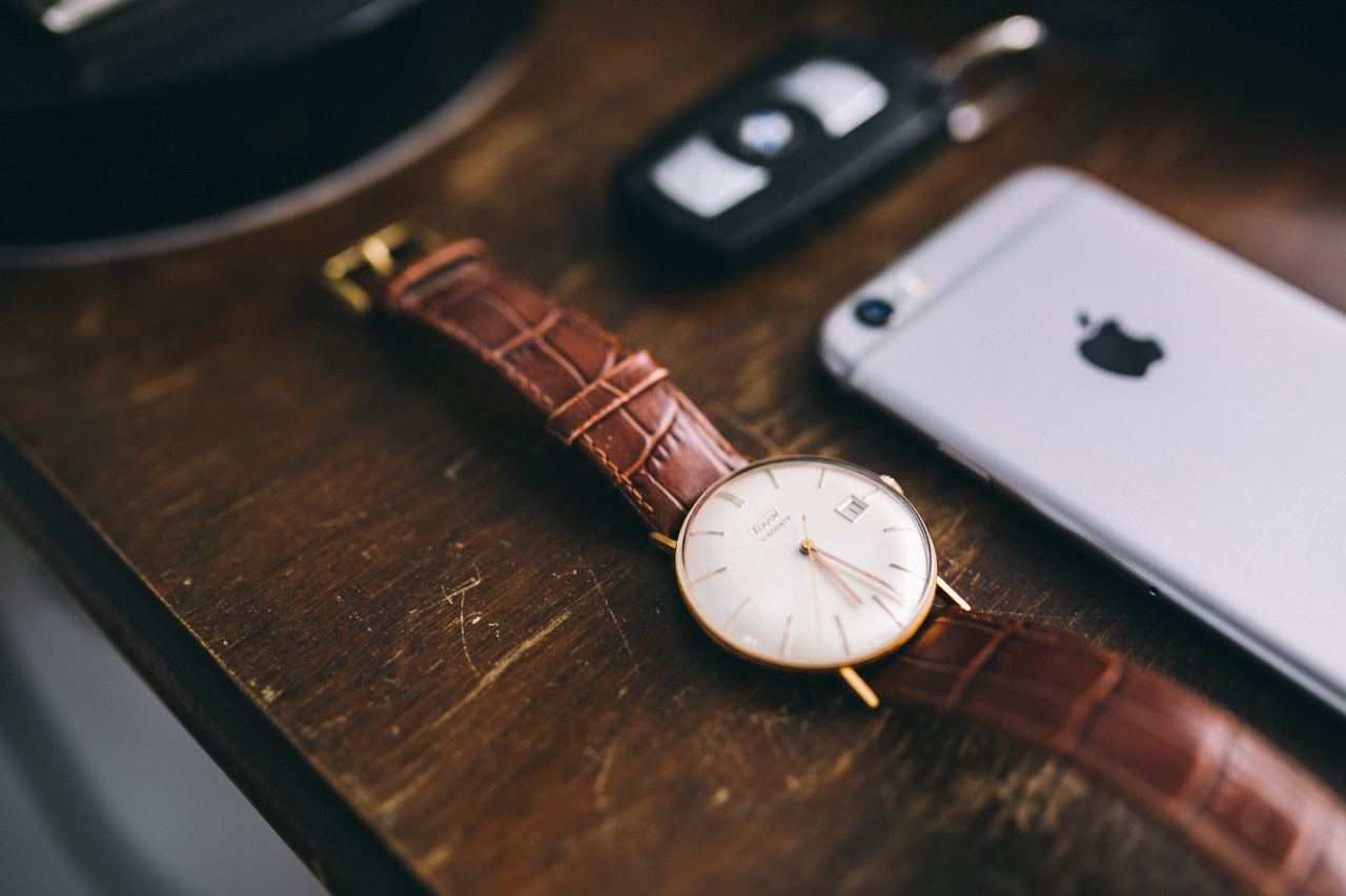 kaboompics.com_Closeup of men watch